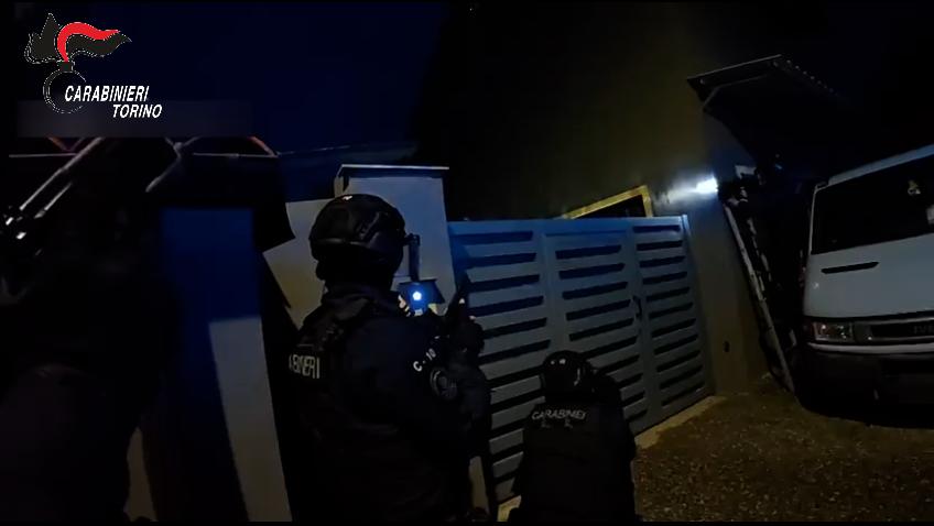 Tra Cuceglio e San Giusto Canavese sequestrati 18 kg di hashish e oltre mezzo chilo di cocaina: 2 arresti e 7 denunce
