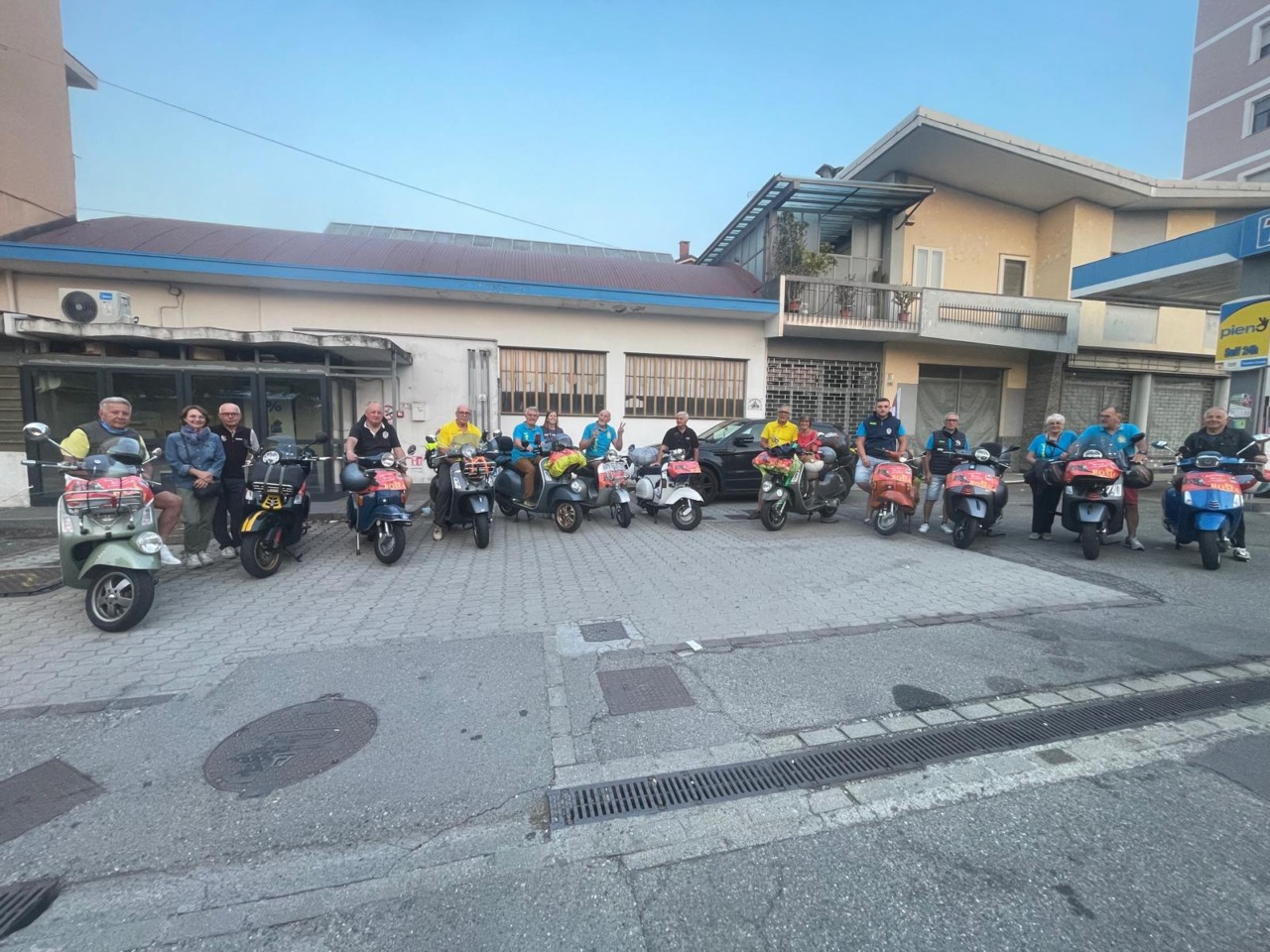 Vespa Club L’Eva d’Or: partiti ieri i venti vespisti alla volta del Raduno Mondiale di Roma