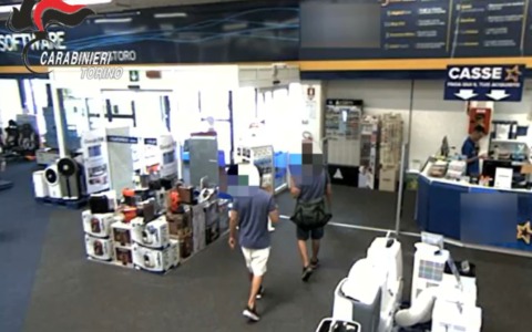 Ladri rincorsi dalla commessa e dai clienti dopo il furto al centro commerciale