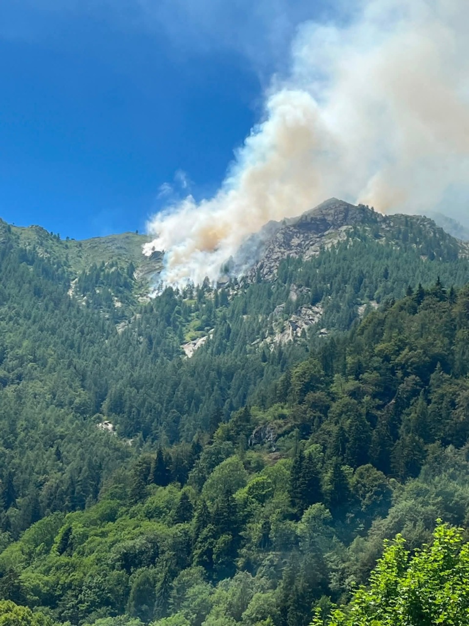 Valprato Soana, lotta al fuoco all’Ardegal: il vento complica la bonifica