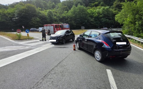 Scontro tra due auto strada bloccata per perdita di Gpl dal serbatoio di uno dei veicoli