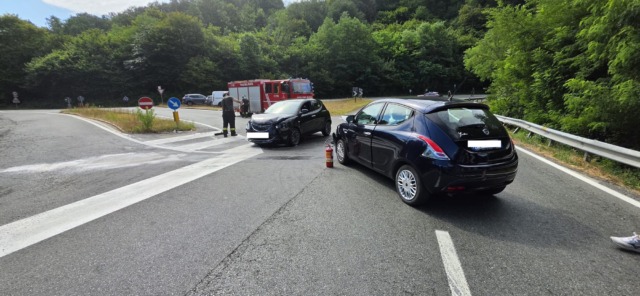 Scontro tra due auto strada bloccata per perdita di Gpl dal serbatoio di uno dei veicoli