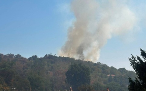 Incendio a Pavone Canavese: fiamme sulla Paraja Auta, soccorsi in azione