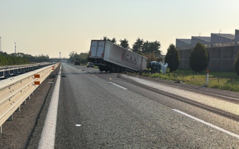 Scontro sull’autostrada A4 verso Aosta: tamponamento tra due TIR e un’auto
