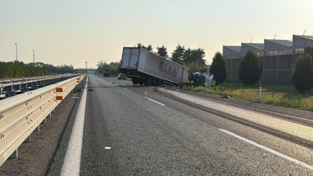 Scontro sull’autostrada A4 verso Aosta: tamponamento tra due TIR e un’auto