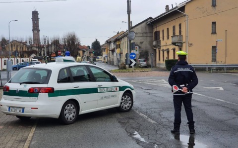 Atti vandalici e sacchi di rifiuti nei cestini nelle vie del paese: maleducati beccati e sanzionati dalla Polizia Locale