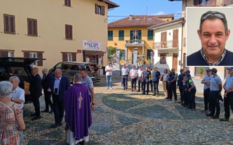 Ultimo saluto a Marco Cometto: in centinaia ai funerali del volontario di San Benigno