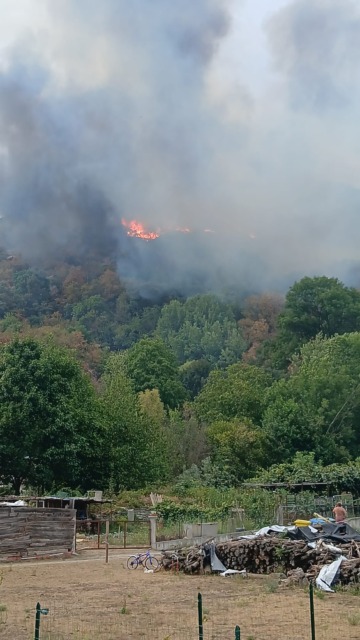Vasto incendio in borgata Santa Maria, evacuati 20 bambini