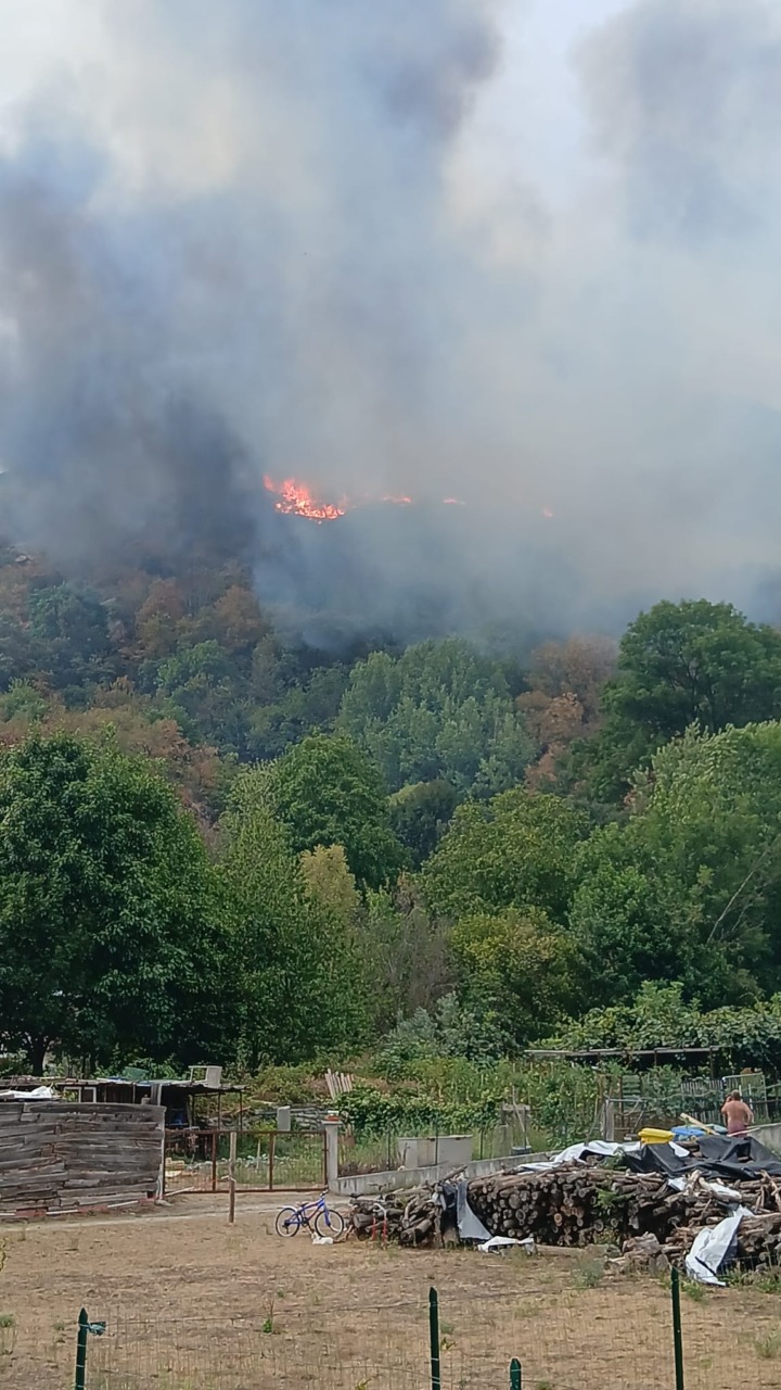 Vasto incendio in borgata Santa Maria, fiamme vicino alle case