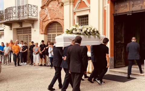 Commozione e lacrime per l’ultimo saluto ad Alexis