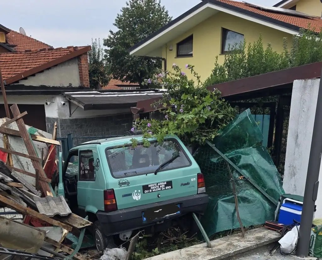 Con la Panda sfonda una recinzione