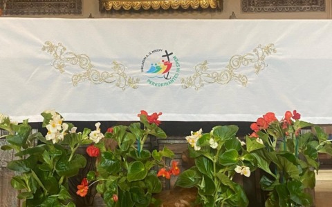 In ricordo dei frati aggrediti, fiori bianchi e rossi al convento