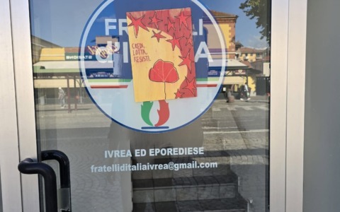 Imbrattata per la terza volta la sede di FdI a Ivrea, ma questa volta l’autore è stato identificato