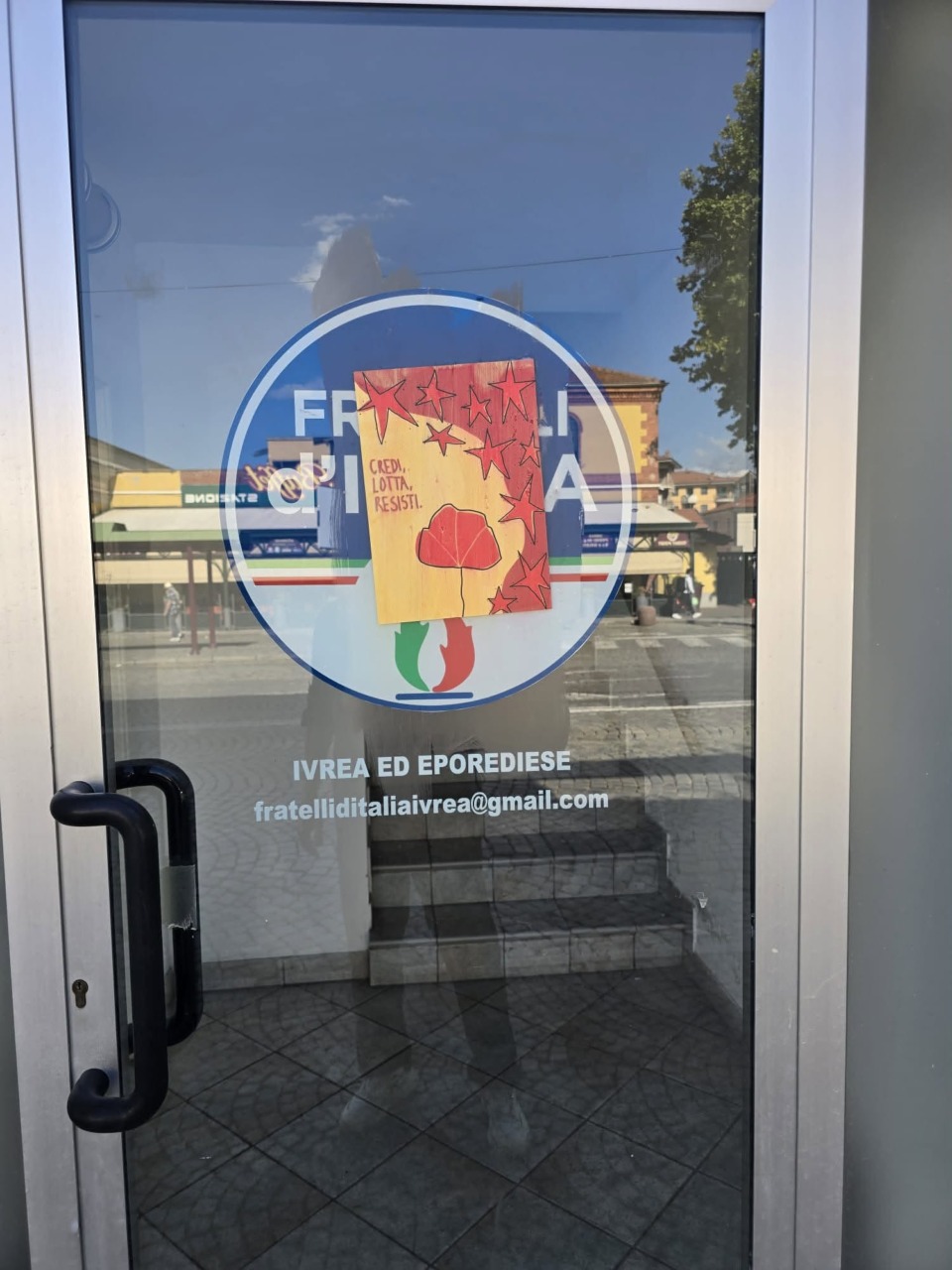 Imbrattata per la terza volta la sede di FdI a Ivrea, ma questa volta l’autore è stato identificato