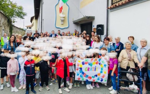 Ozegna, inaugurata la nuova facciata dell’asilo e svelato il busto di don Lorenzo Coriasso