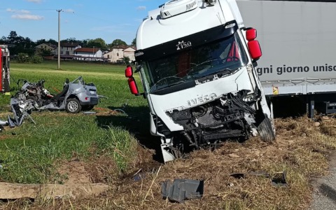 Tragico scontro frontale tra auto e camion, muore donna di 55 anni