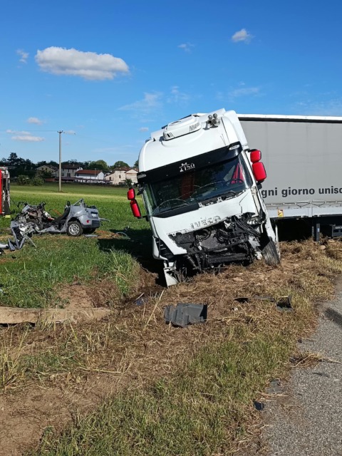 Tragico scontro frontale tra auto e camion, muore donna di 55 anni