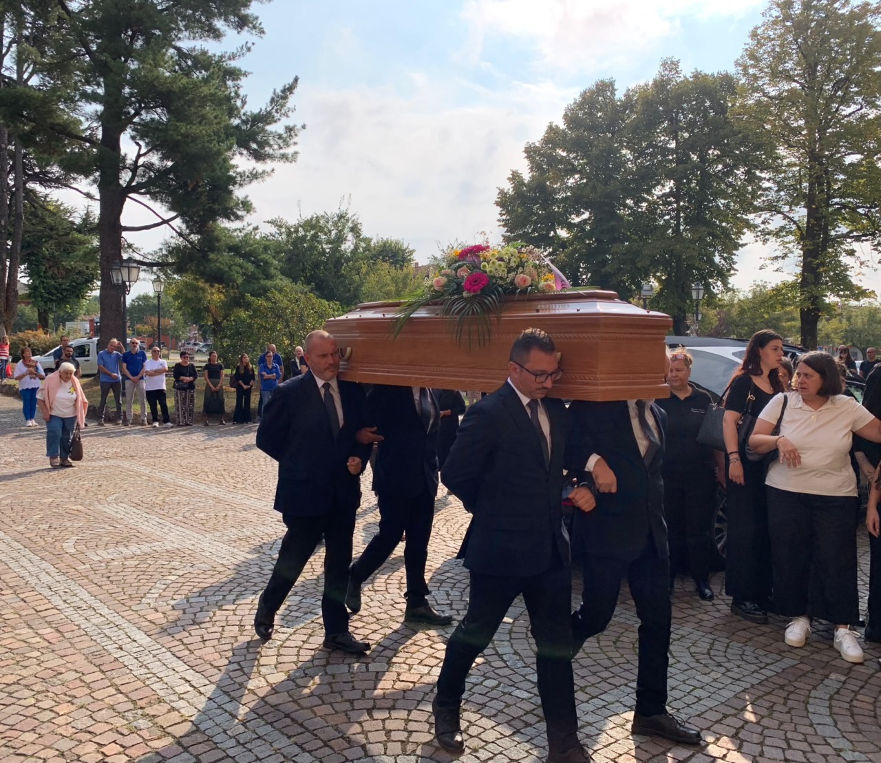 Il giorno del dolore, i funerali di Silvia Palmieri morta a 55 anni