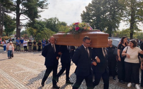 Il giorno del dolore, i funerali di Silvia Palmieri morta a 55 anni