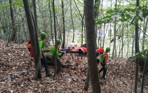 Scivola mentre va a caccia di funghi: presunta frattura per un giovane