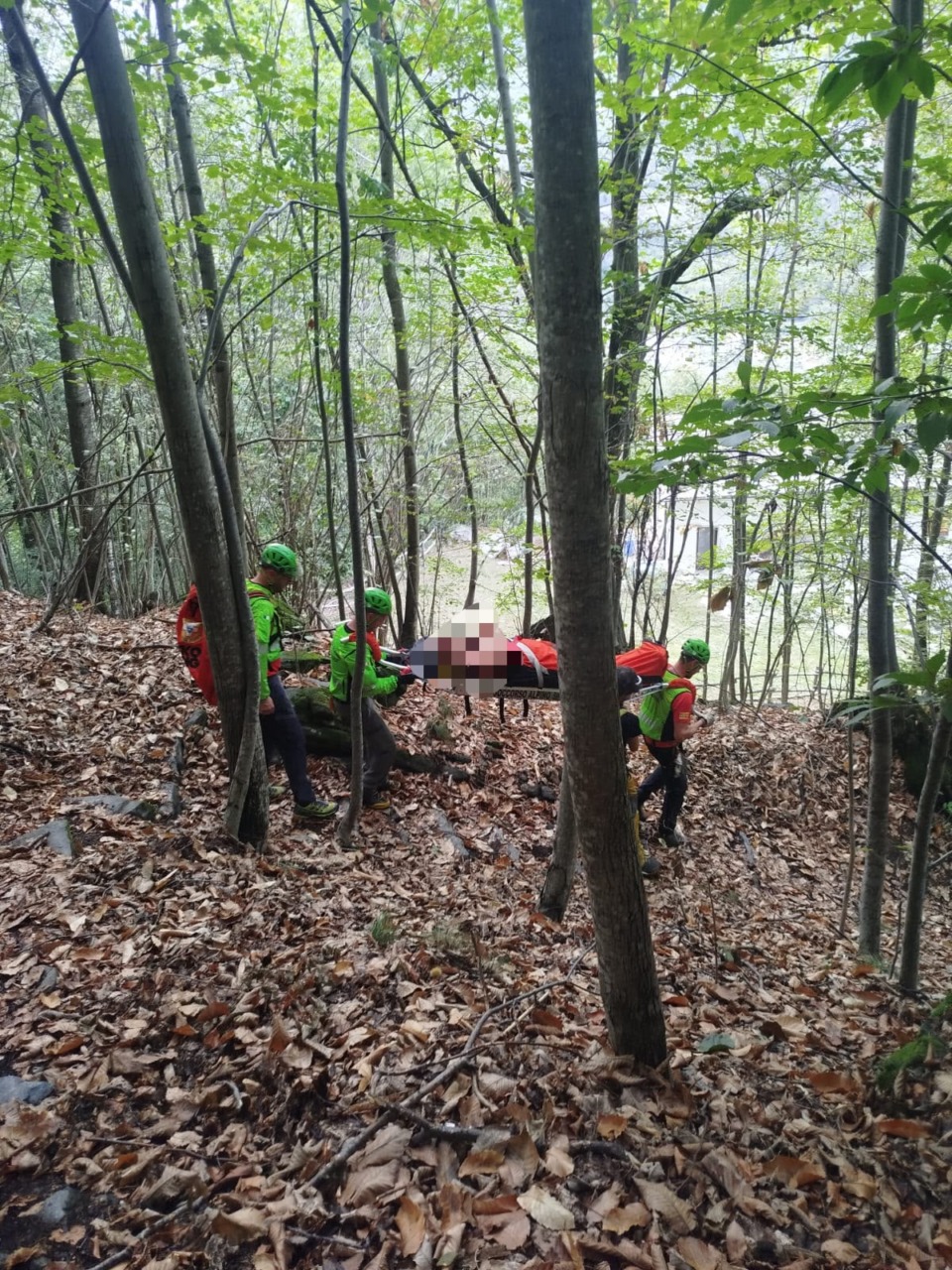 Scivola mentre va a caccia di funghi: presunta frattura per un giovane