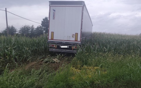 Caos a San Benigno: camion urta auto e cartelli e finisce la folle corsa in un prato