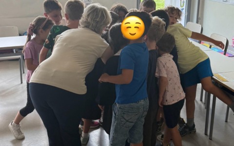 “Uno per tutti, tutti per uno”, gli alunni della Primaria cantano il loro motto (IL VIDEO)