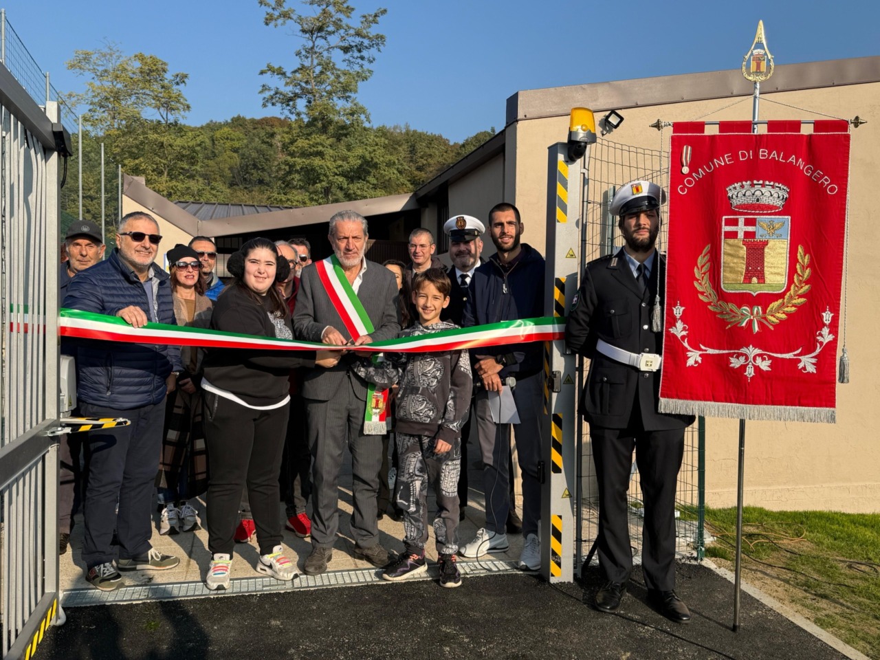 Tutti in campo: la partita degli alunni inaugura il nuovo campo da basket