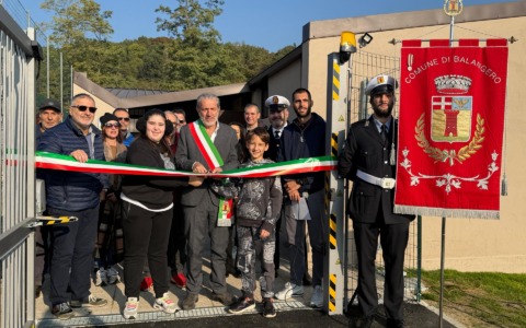 Tutti in campo: la partita degli alunni inaugura il nuovo campo da basket