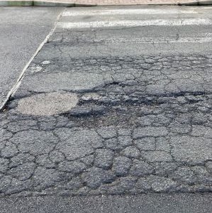 Anziana cade sulle strisce dissestate: dopo due anni nessun risarcimento
