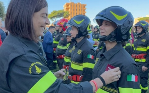 Mamma e figlia, passione indossando la stessa divisa: quella dei Vigili del Fuoco