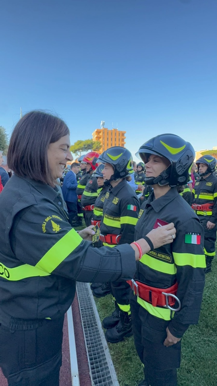 Mamma e figlia, passione indossando la stessa divisa: quella dei Vigili del Fuoco