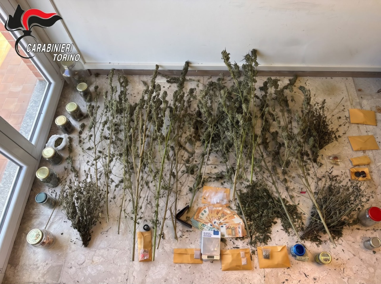 Blitz dei carabinieri nella casa dei fidanzati: era un market della droga