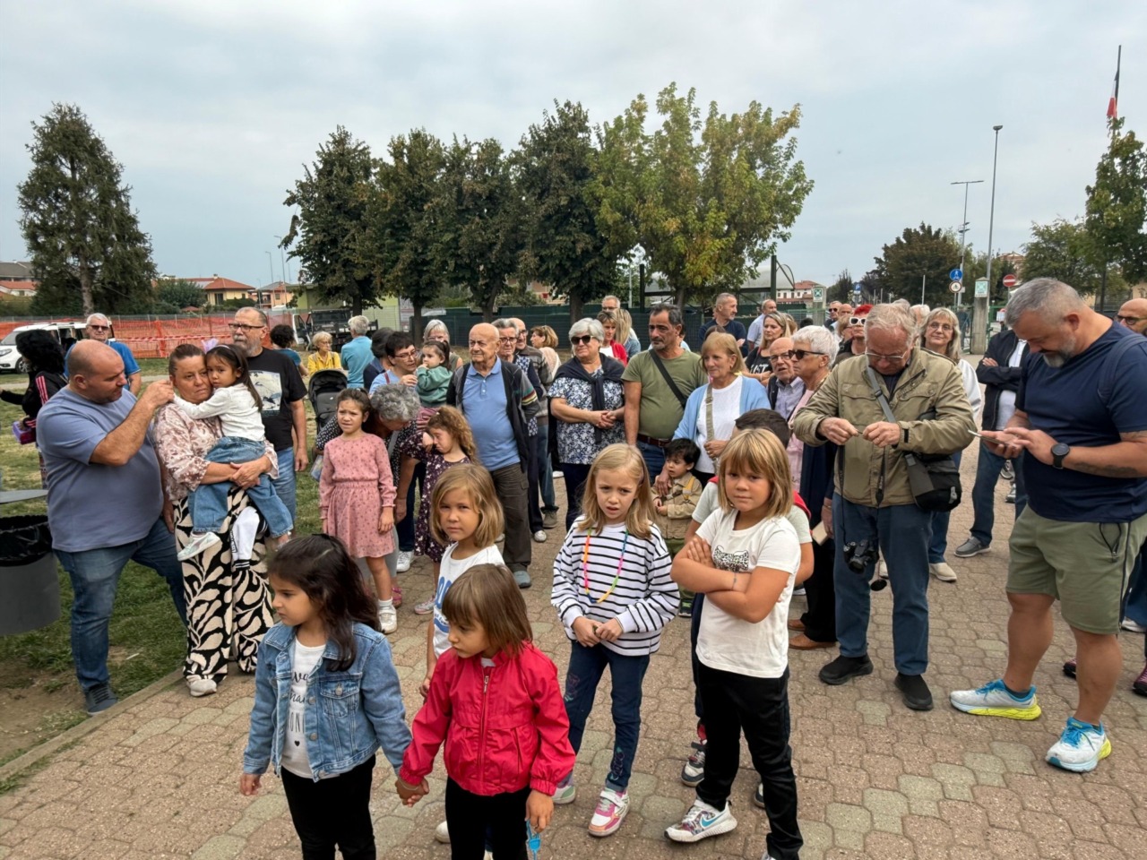 Nonni e nipoti a passeggio, grande festa alla Primaria “Pagliero”
