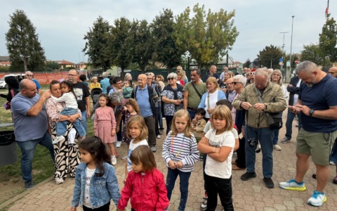 Nonni e nipoti a passeggio, grande festa alla Primaria “Pagliero”
